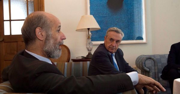 Foto: El secretario de Estado de Energía, José Domínguez Abascal (i), junto al presidente de la Comisión Nacional de los Mercados, José María Marín Quemada (d). (EFE)