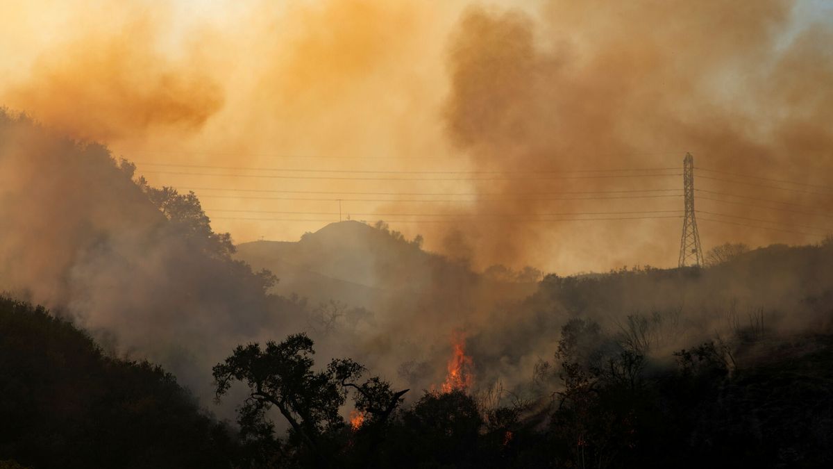 80.000 hectáreas calcinadas y sin poder contenerlo hasta otoño: el peor fuego de EEUU