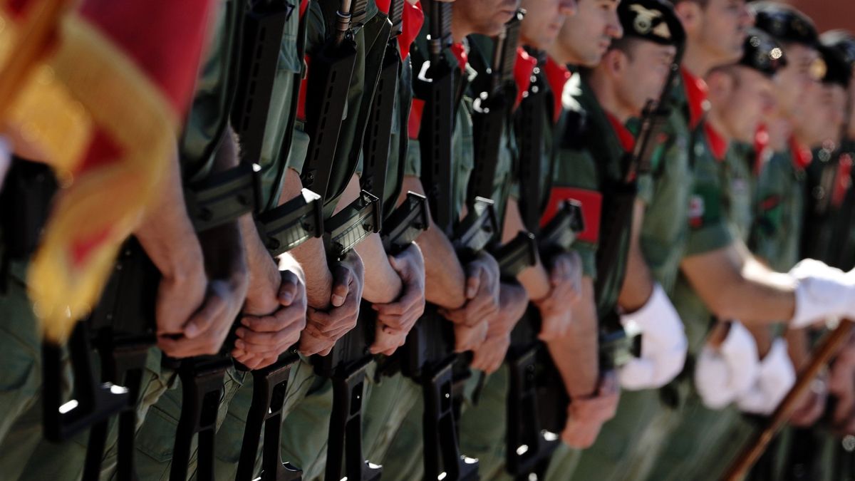 Más de 250 exmilitares advierten del "deterioro de la democracia"