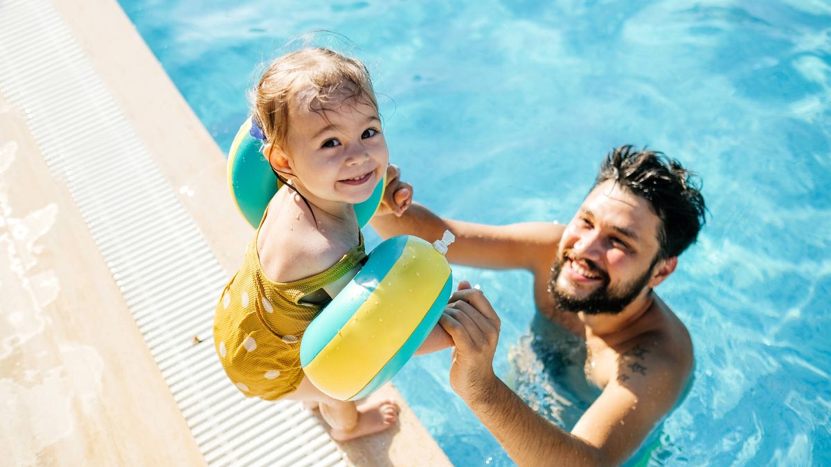Manguitos o flotador: ¿qué es más seguro para los niños?