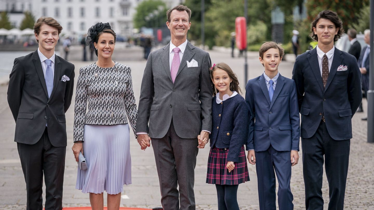El príncipe Joaquín, con Marie y sus cuatro hijos. (Reuters/Mad Claus Rasmussen) 