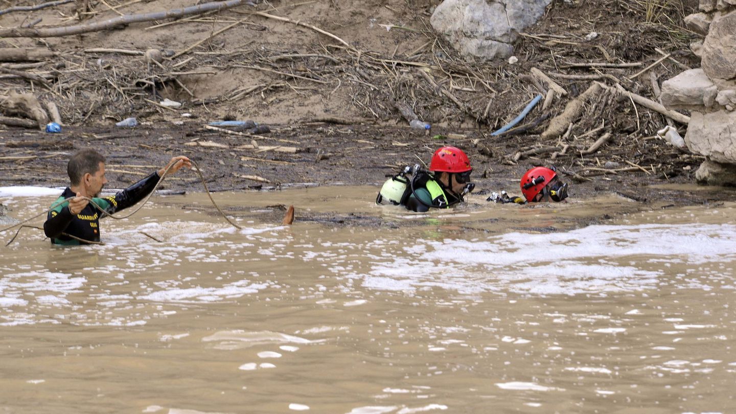 Intentos del Grupo Especial de Actividades Subacuáticas (GEAS) de la Guardia Civil, buscando a un hombre desaparecido en una inundación en Iznalloz (Granada). EFE