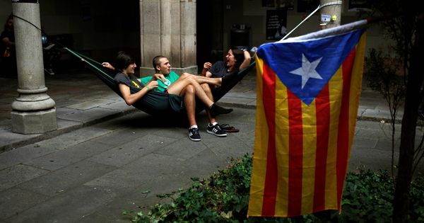 Foto: Estudiantes cerca de una Estelada durante la ocupación de la Universidad de Barcelona. (Reuters)