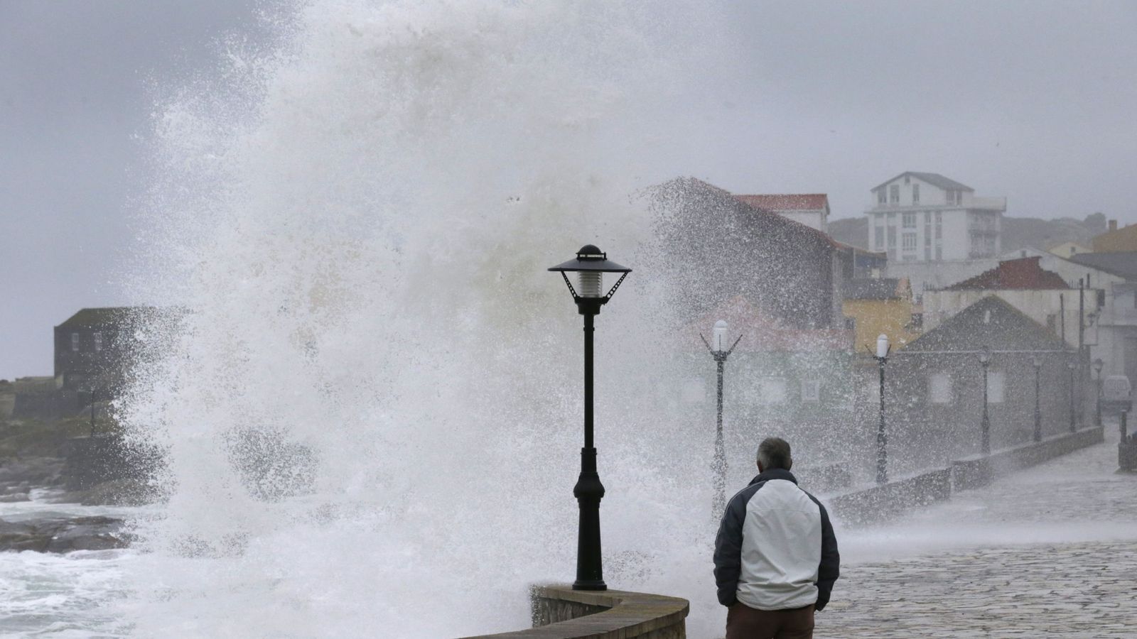 Foto: Alerta roja en el litoral de A Coruña (EFE)