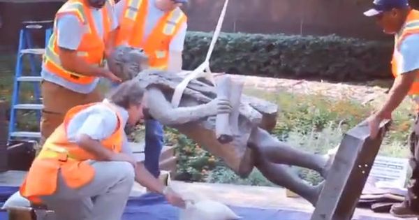 Foto: Retirada de la estatua a Cristóbal Colón en el Grand Park de Los Ángeles (Foto: Twitter)