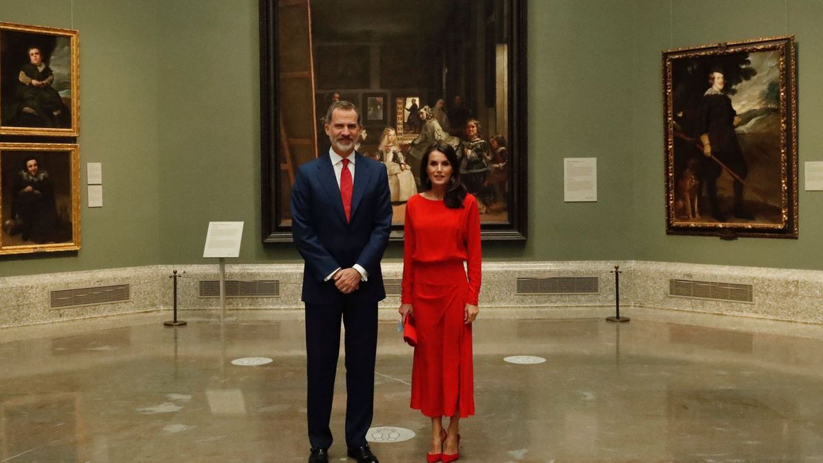 Letizia, una 'menina' ideal con vestido rojo y de Massimo Dutti en el Prado
