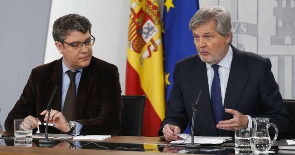 Foto: El ministro de Educación y portavoz del Gobierno, Íñigo Méndez de Vigo (d). (EFE)