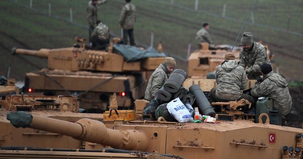 Foto: Soldados turcos sobre sus tanques cerca de la frontera con Siria, en la provincia de Hatay. (Reuters)