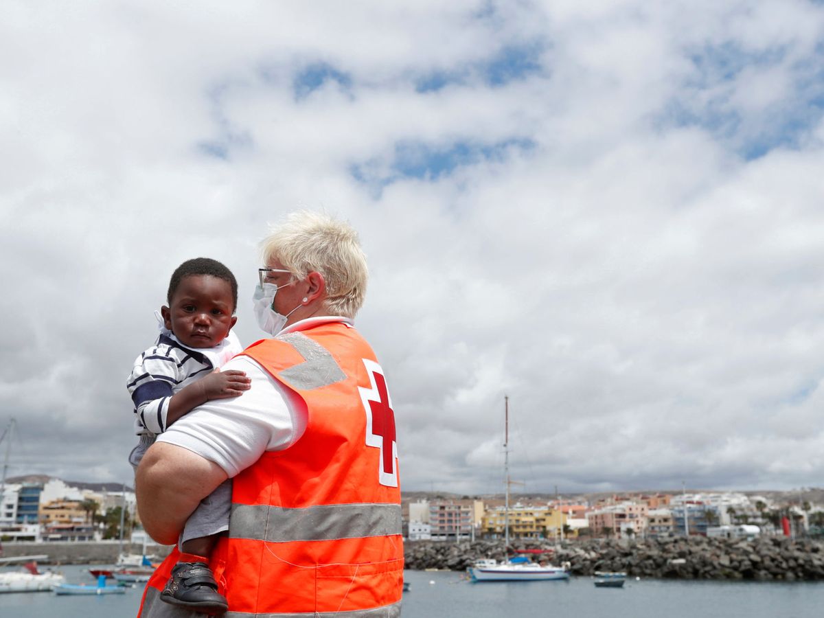 Foto: El puerto de Arguineguín, en Gran Canaria, está desbordado por la llegada de migrantes