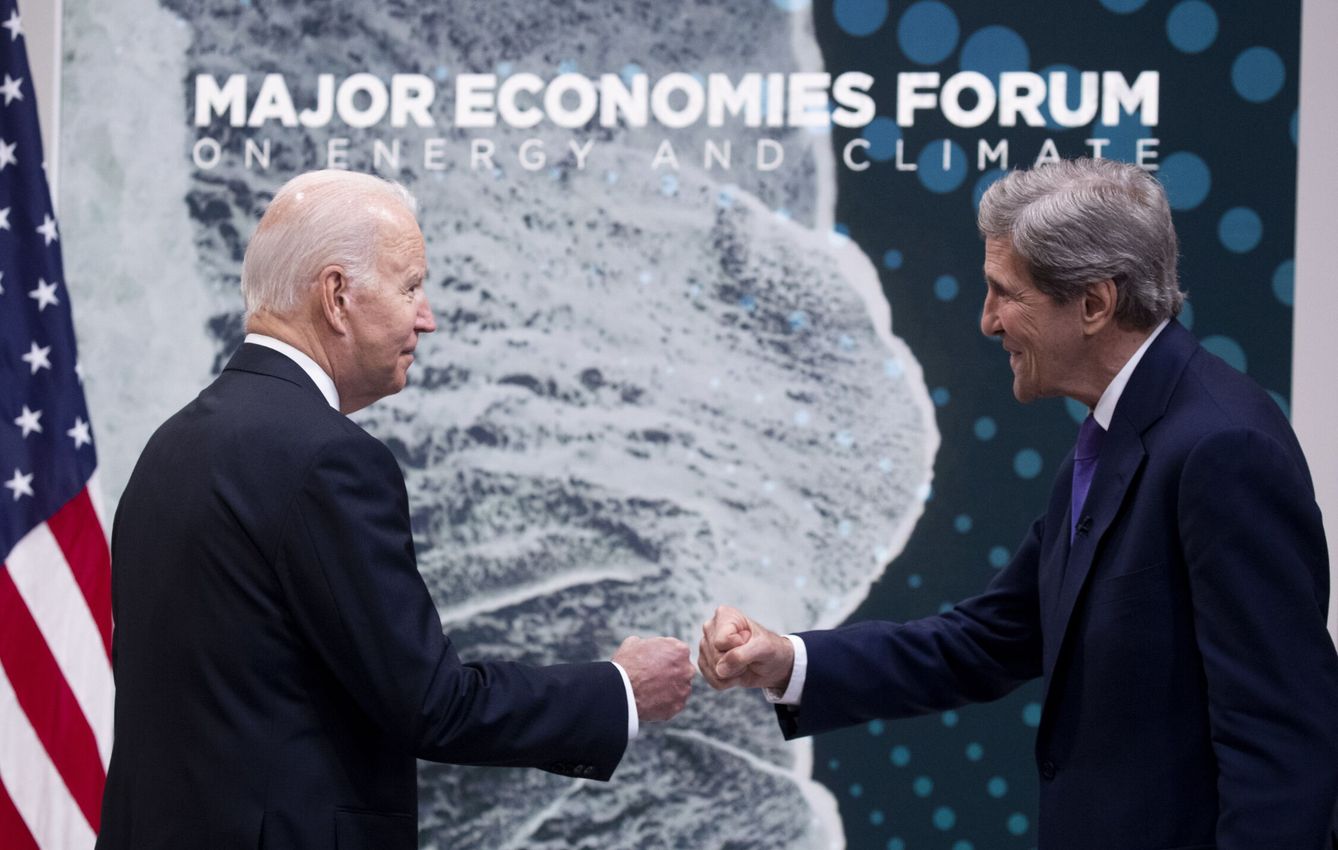 El presidente Biden y el Enviado Especial para el Cambio Climático, John Kerry, durante el encuentro (EFE/M.Reynolds)