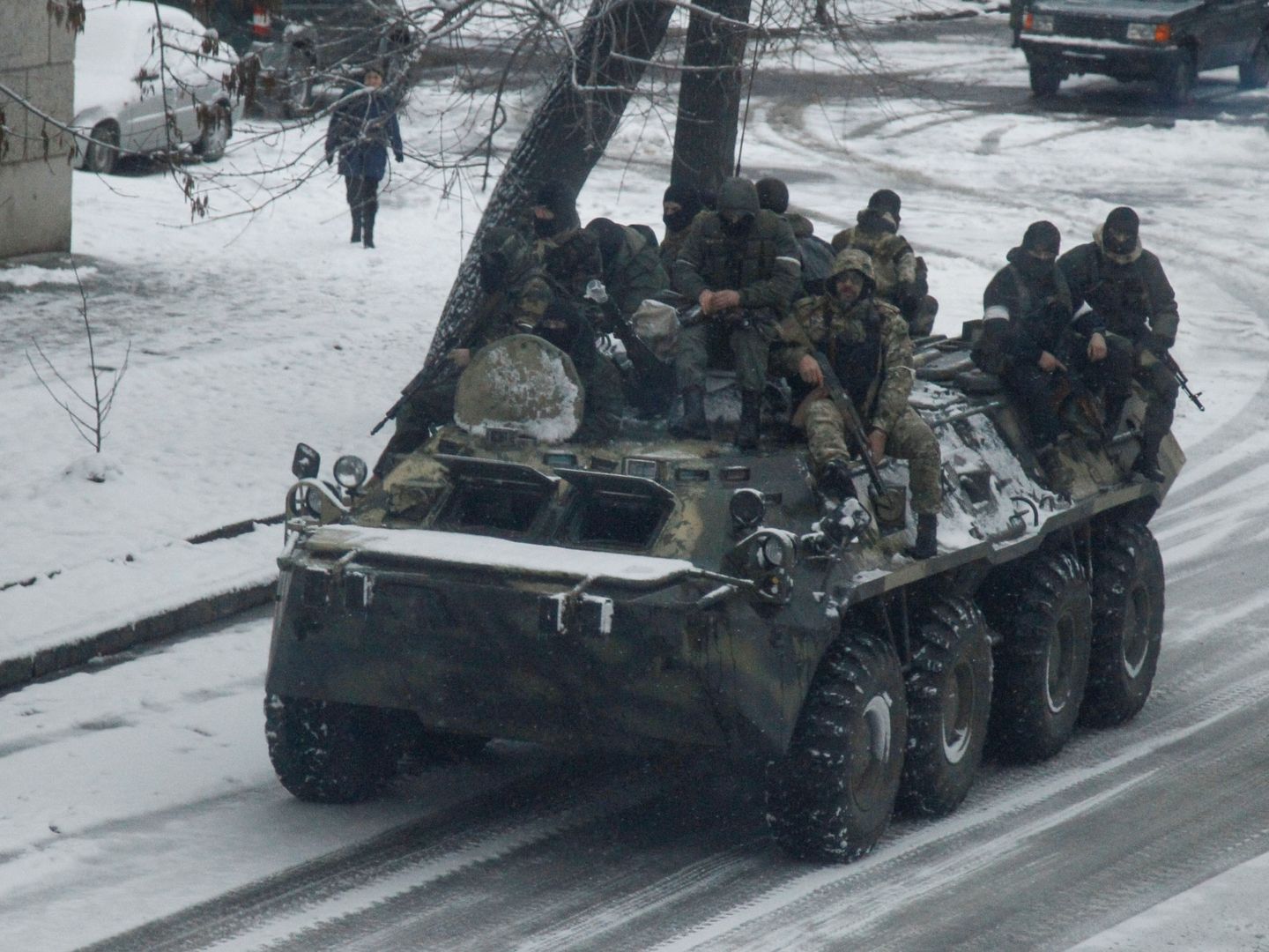 Hombres armados patrullan el centro de Luhansk en un blindado, el 23 de noviembre de 2017. (Reuters)