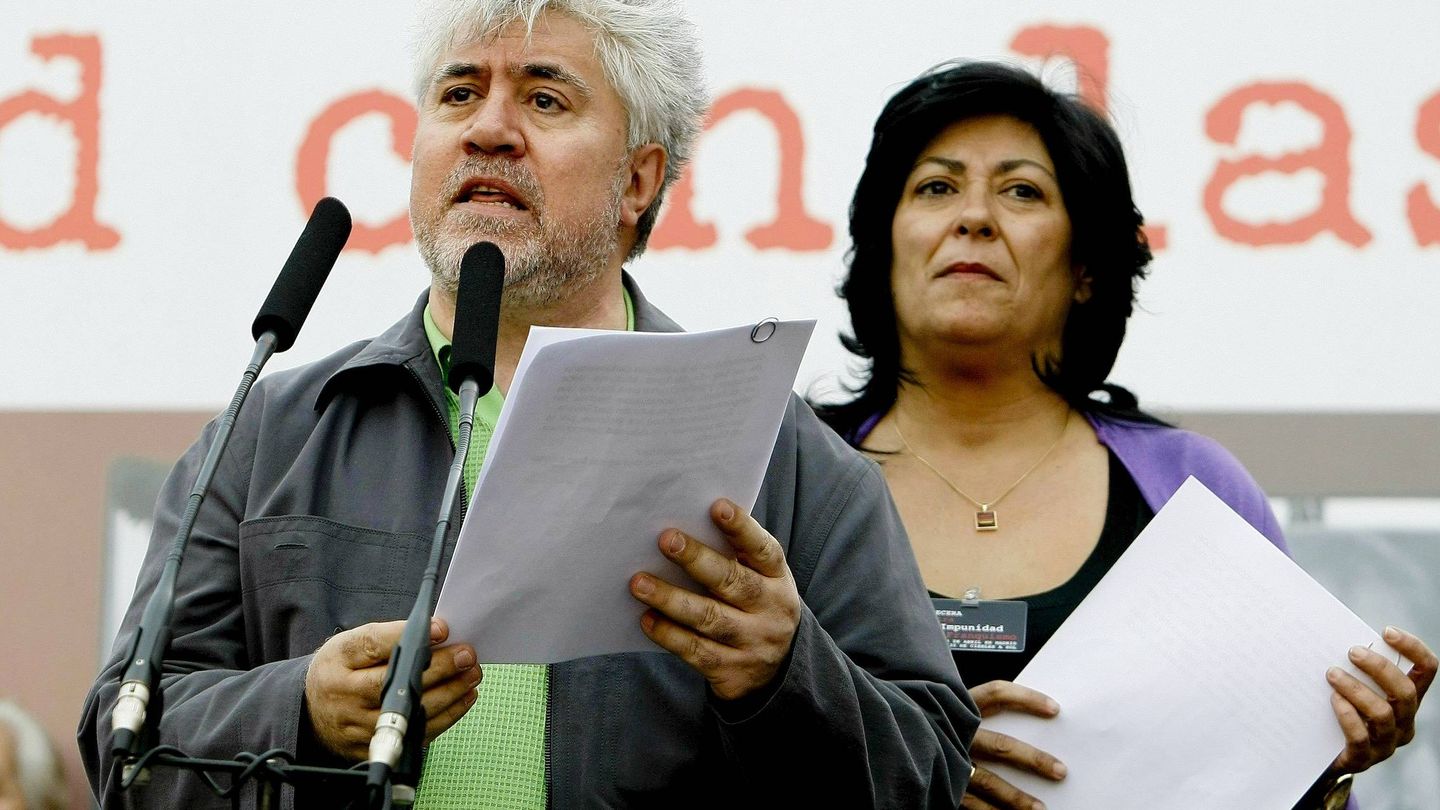 Pedro Almodóvar y Almudena Grandes, en un acto de la Plataforma contra la Impunidad del Franquismo. (EFE)