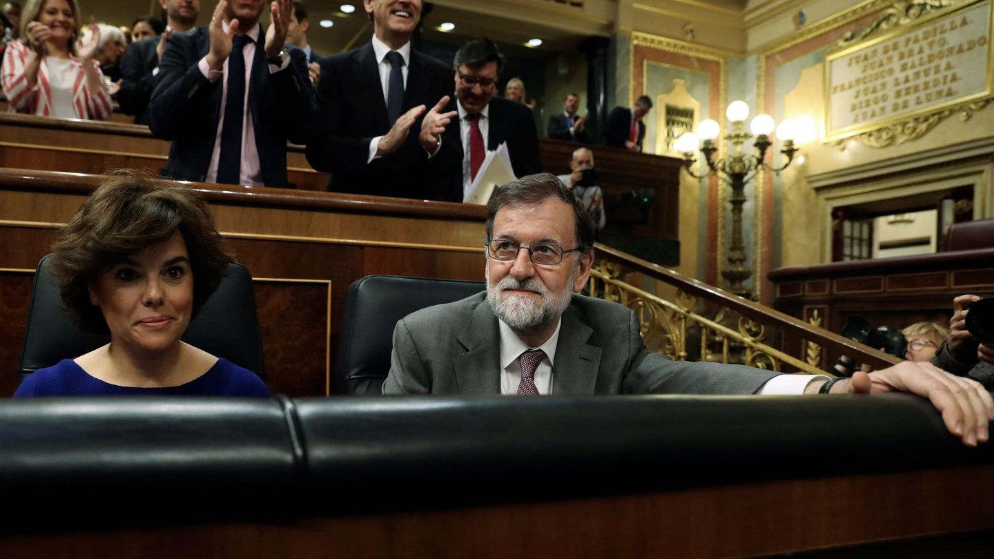 Mariano Rajoy y Soraya Sáez de Santamaría, en una sesión de control (EFE)