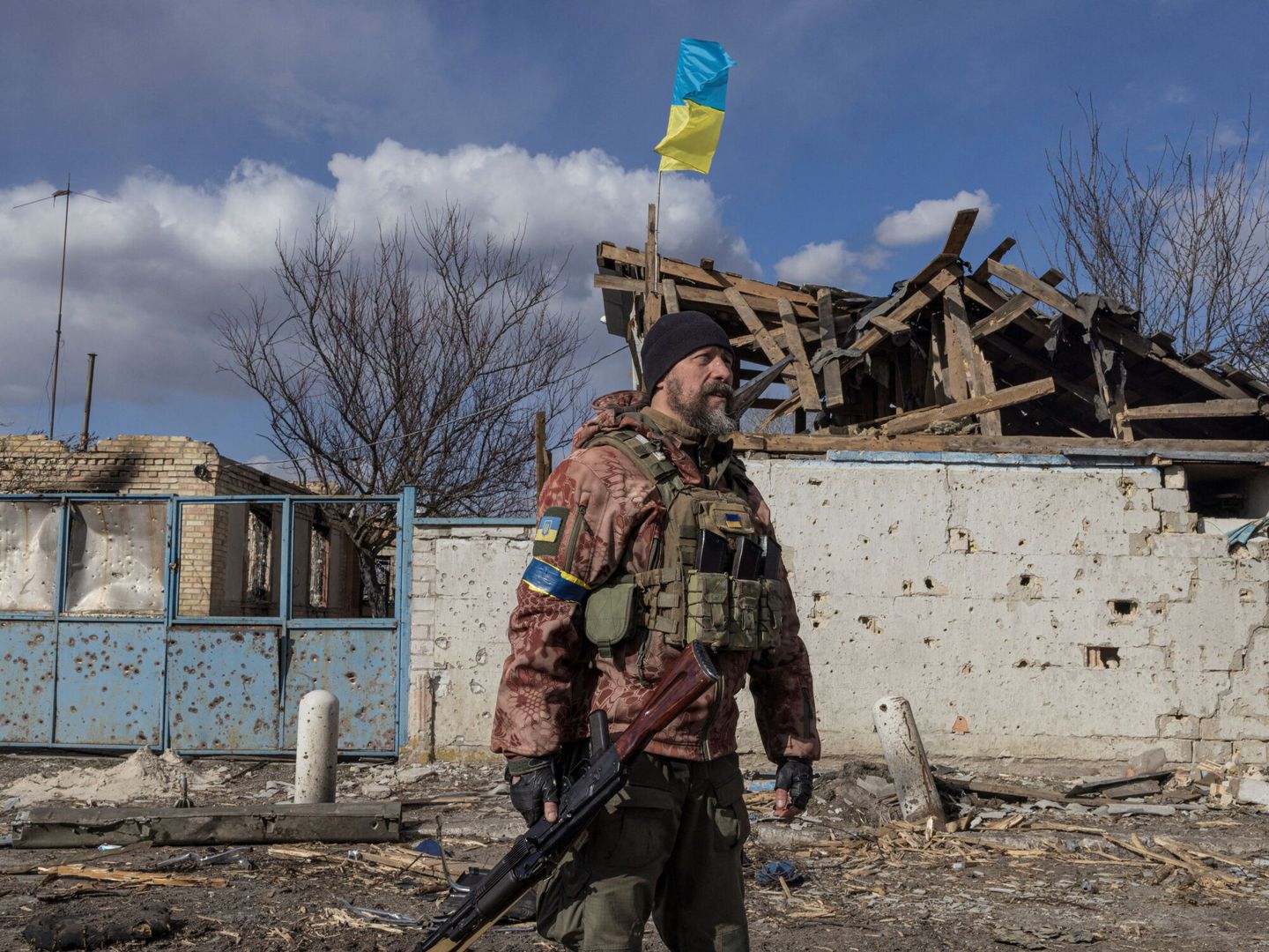 Militar ucraniano en el pueblo de Lukyanivka. (Reuters / Marko Djurica)