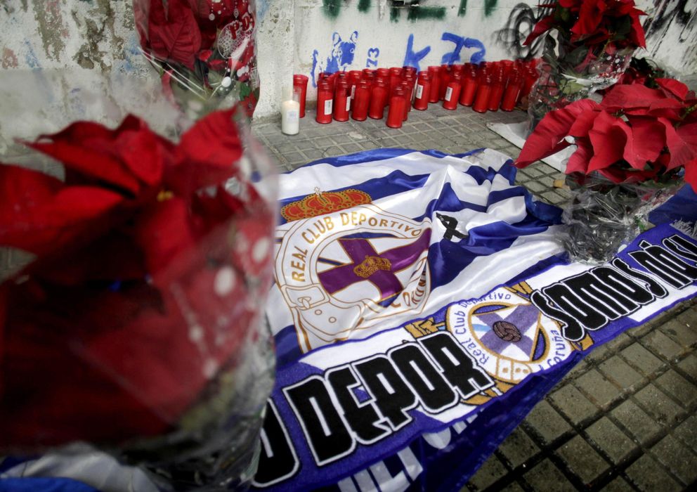 Foto: Velas, banderas y flores en el exterior del estadio coruñés de Riazor en memoria de 'Jimmy'. (EFE)