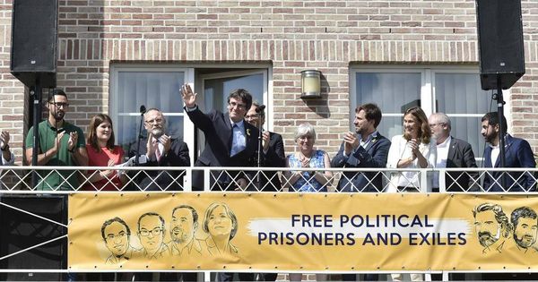 Foto: Carles Puigdemont, en el balcón de su casa, en un acto político el año pasado. (Reuters)