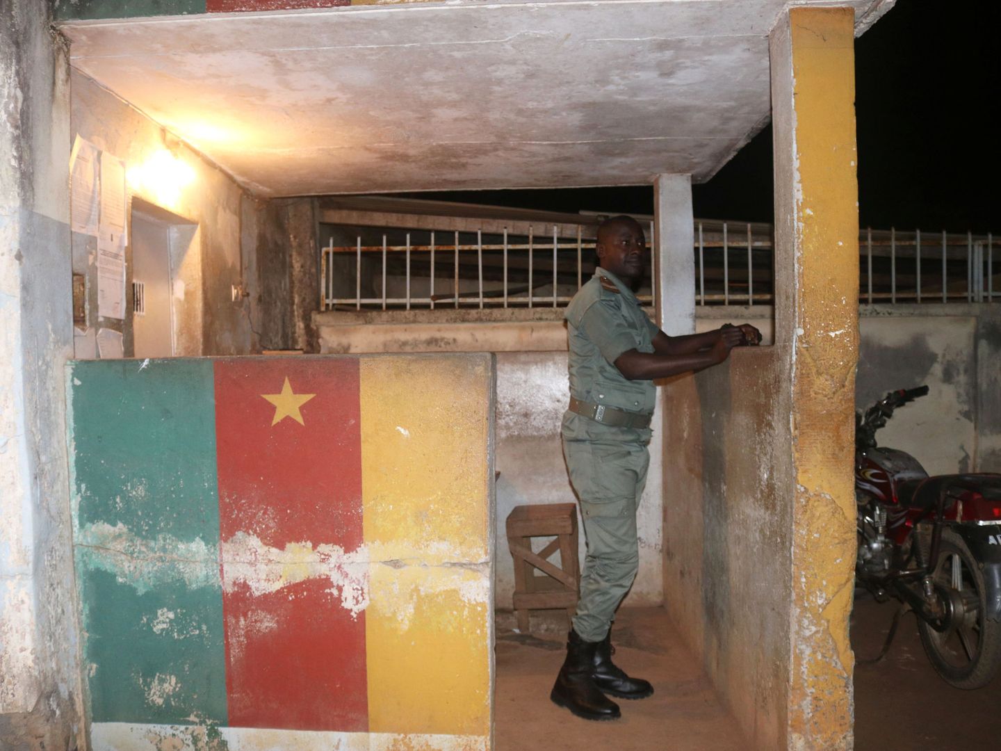 Un miembro de las fuerzas de seguridad monta guardia durante la liberación de activistas anglófonos detenidos en una cárcel de Yaundé, el 1 de septiembre de 2017, antes del estallido de la violencia. (Reuters)