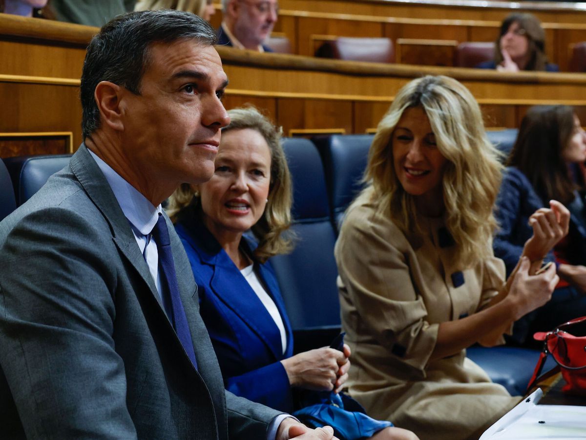 Foto: Pedro Sánchez, Nadia Calviño y Yolanda Díaz, en la sesión de control al Gobierno, en mayo de 2023. (EFE/J.J. Guillén) 
