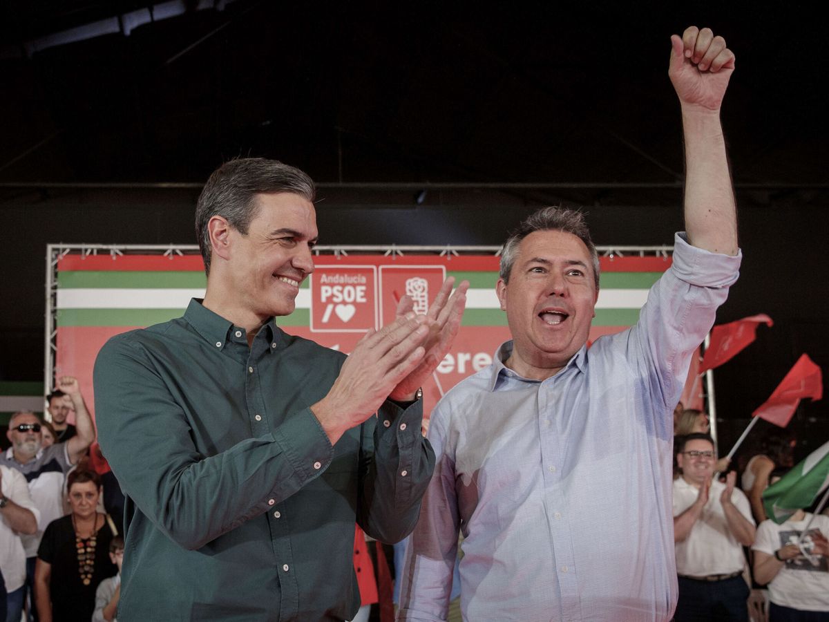 Foto: El presidente del Gobierno, Pedro Sánchez (i), y el candidato socialista a la presidencia de la Junta de Andalucía, Juan Espadas. (EFE/Julio Muñoz)