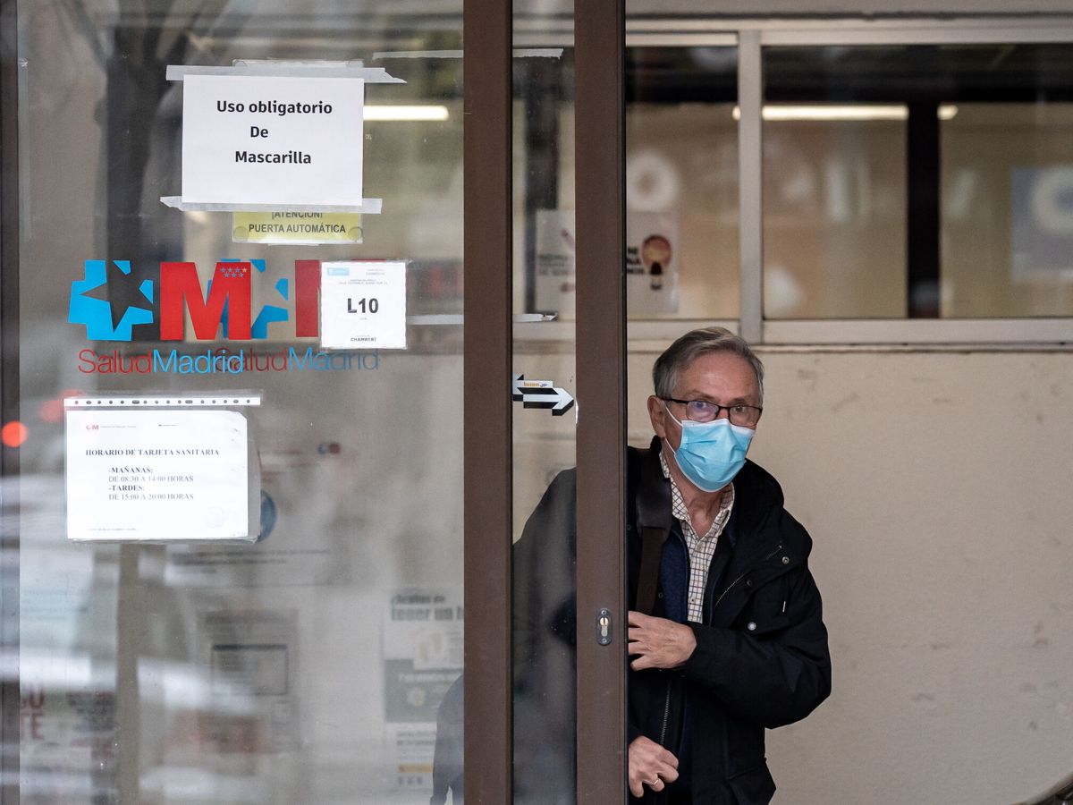 Foto: Un hombre sale de un centro de salud con una mascarilla. (EP/Diego Radamés)