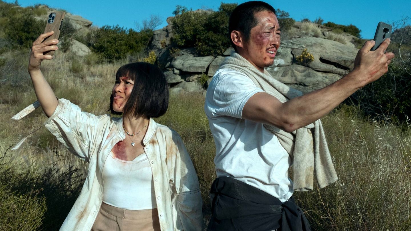 Ali Wong y Steven Yeoung en un momento de 'Bronca', disponible en Netflix. (Netflix)