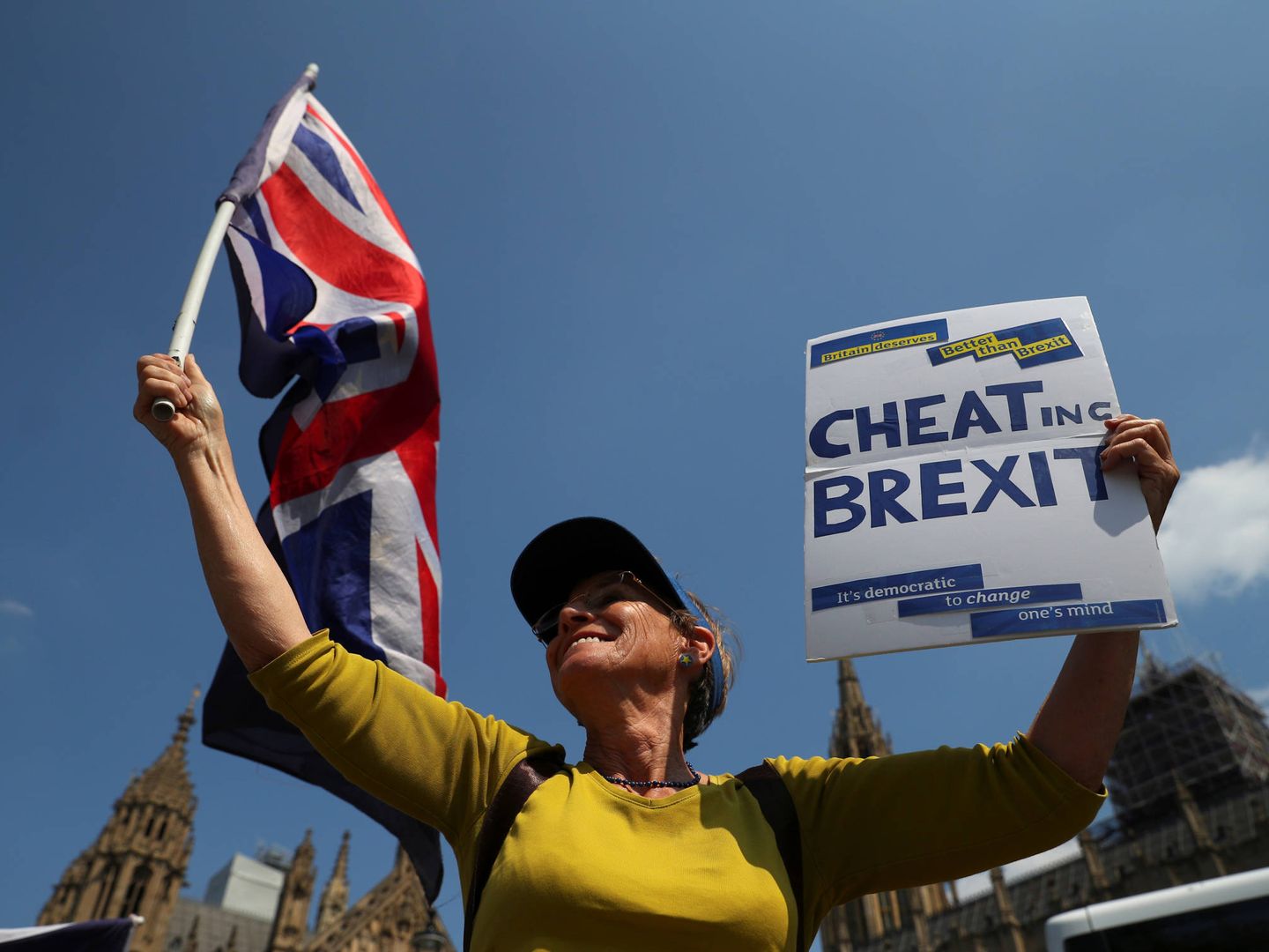 Una manifestante antiBrexit agita una bandera del Reino Unido ante el Parlamento británico, en Londres. (Reuters)