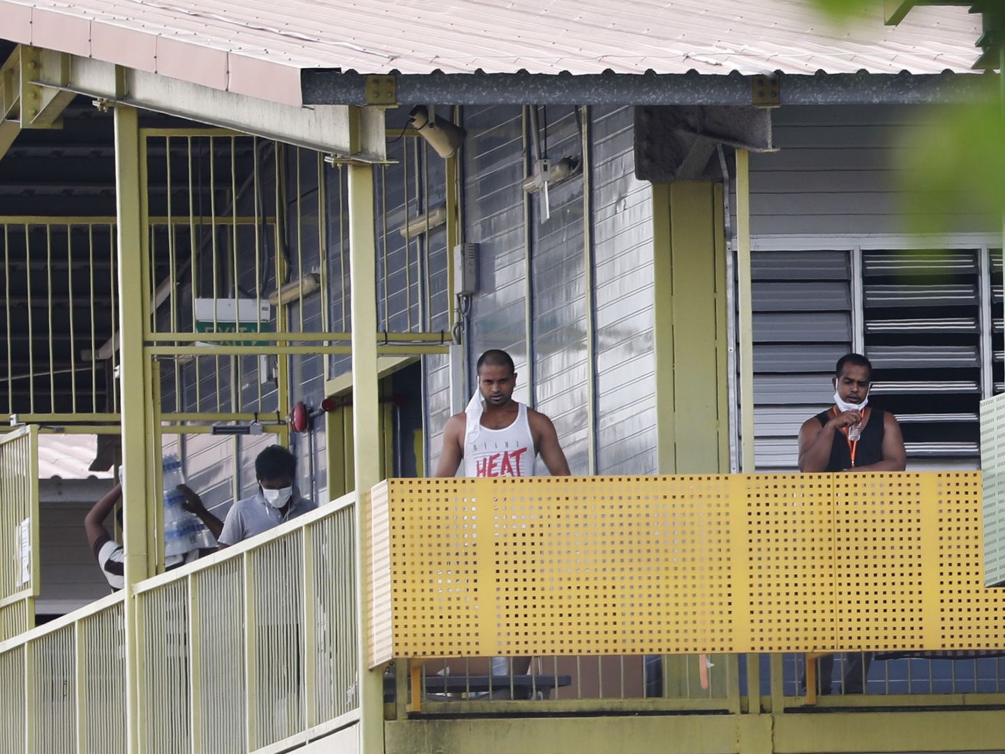 Trabajadores inmigrantes, en sus viviendas en Singapur. (Reuters)
