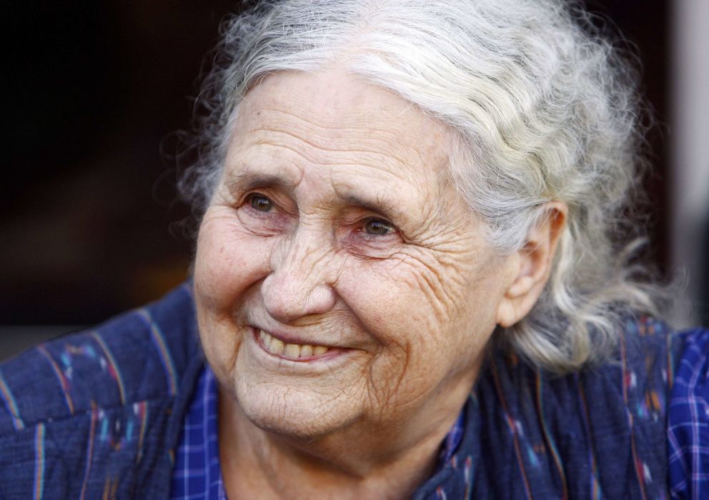 Foto: La escritora Doris Lessing sonríe a las puertas de su casa cuando ganó el Nobel, en 2007. (Reuters)