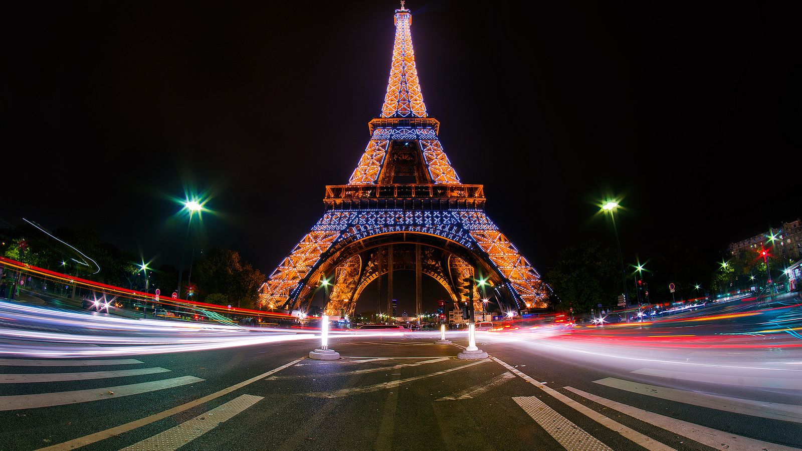 Foto: Aniversario de la construcción y la inauguración de la Torre Eiffel (EFE)