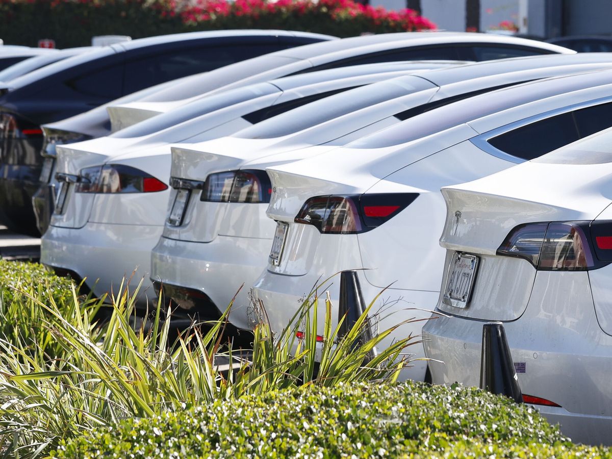 Foto: Coches eléctricos en un concesionario de Tesla en Burbank, California. (EFE)
