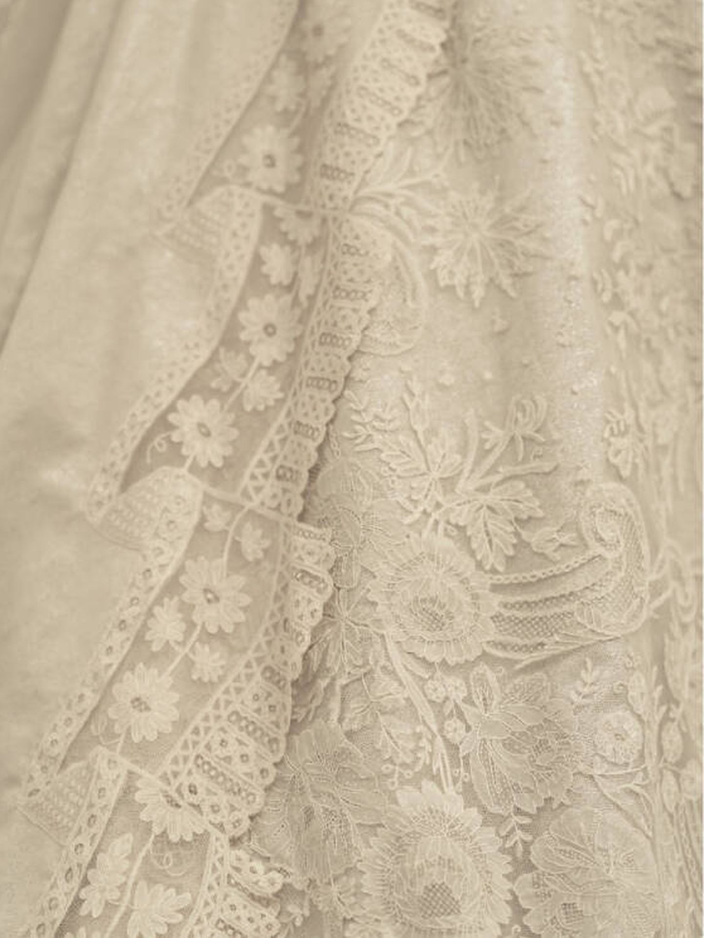Detalle del encaje de Bruselas del vestido de la reina Sofía. (Helena Sánchez)