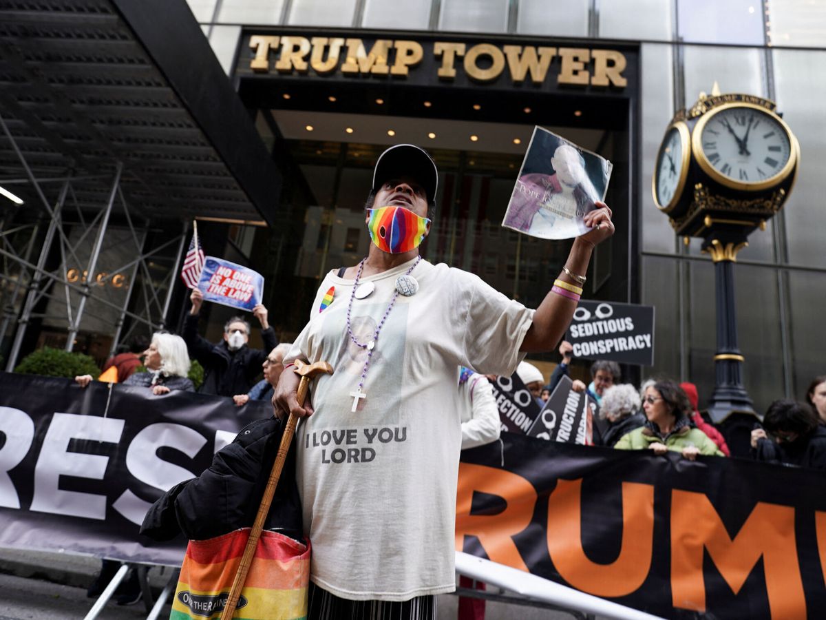 Foto: Un manifestante pro-Trump frente a su torre de Nueva York. (Reuters/David Delgado)