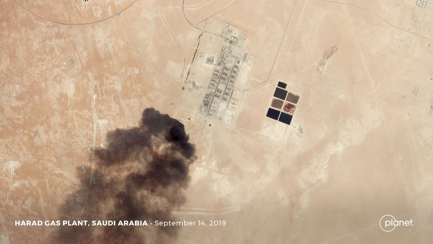 Imagen aérea de los daños sufridos por la petrolera saudí Aramco. (Reuters)