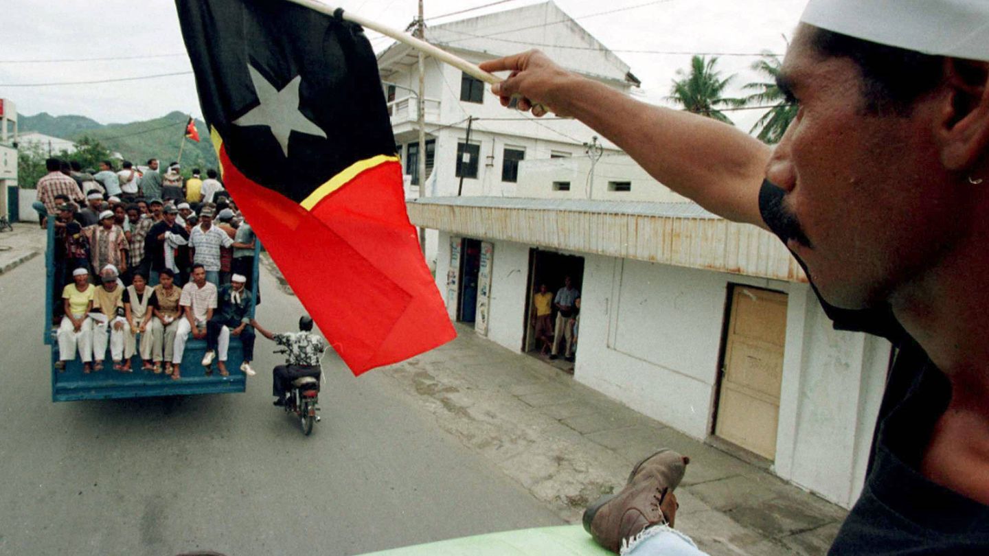 Ciudadanos de Timor Oriental agitan banderas por la independencia. (Reuters)