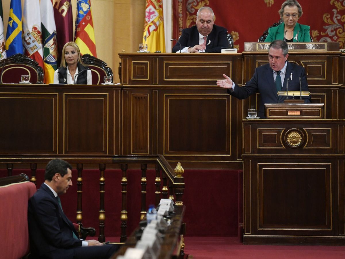Foto: El secretario del PSOE-A, Juan Espadas, en un debate en el Senado junto al presidente autonómico, Juanma Moreno. (Europa Press/Fernando Sánchez)