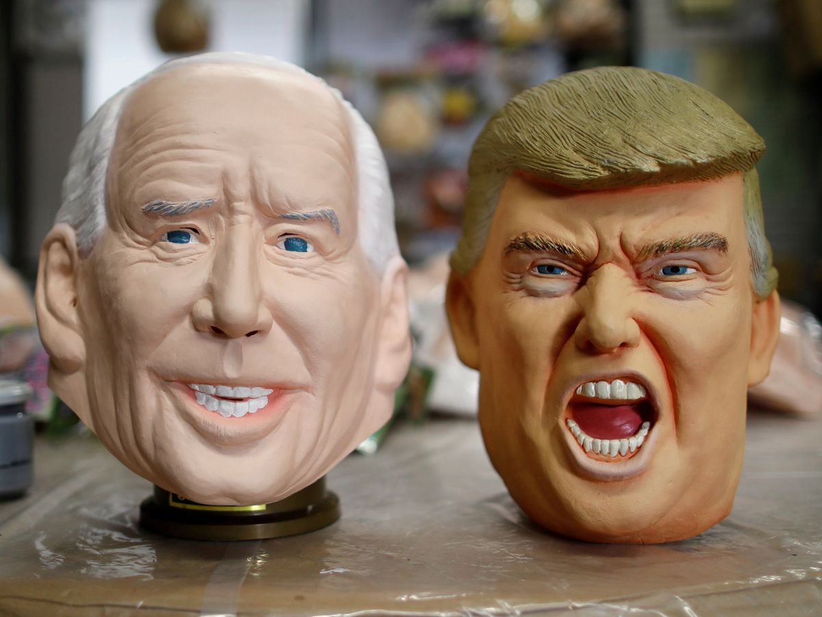 Foto: Máscaras que representan al presidente electo, Joe Biden, y al mandatario saliente, Donald Trump. (Reuters)