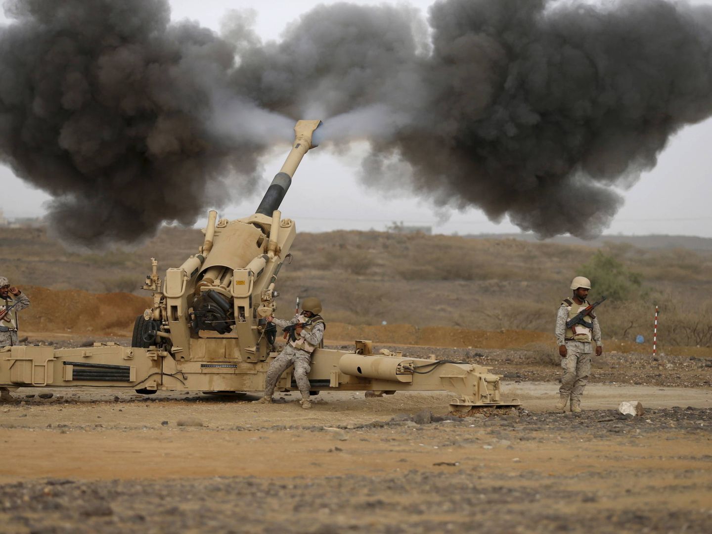 Soldados saudíes atacan con artillería posiciones de los rebeldes hutíes en la frontera de Arabia Saudí con Yemen. (Reuters) 