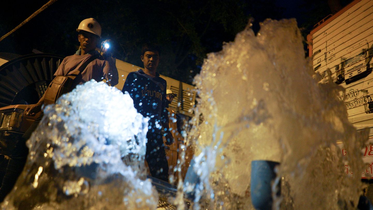 Los rescatistas comprueban los niveles de agua de la cueva. (Reuters)