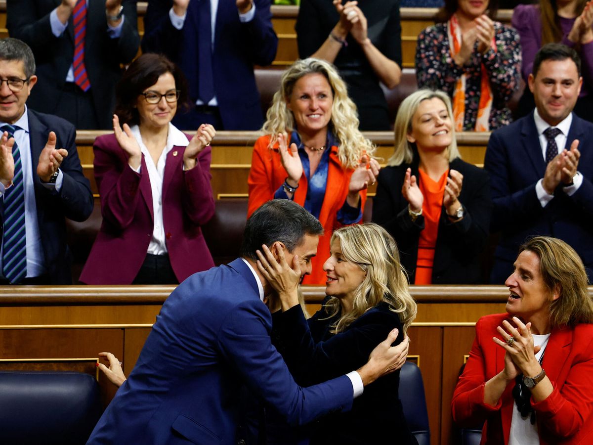 Foto: Yolanda Díaz felicita a Pedro Sánchez tras la investidura. (Reuters/Susana Vera)