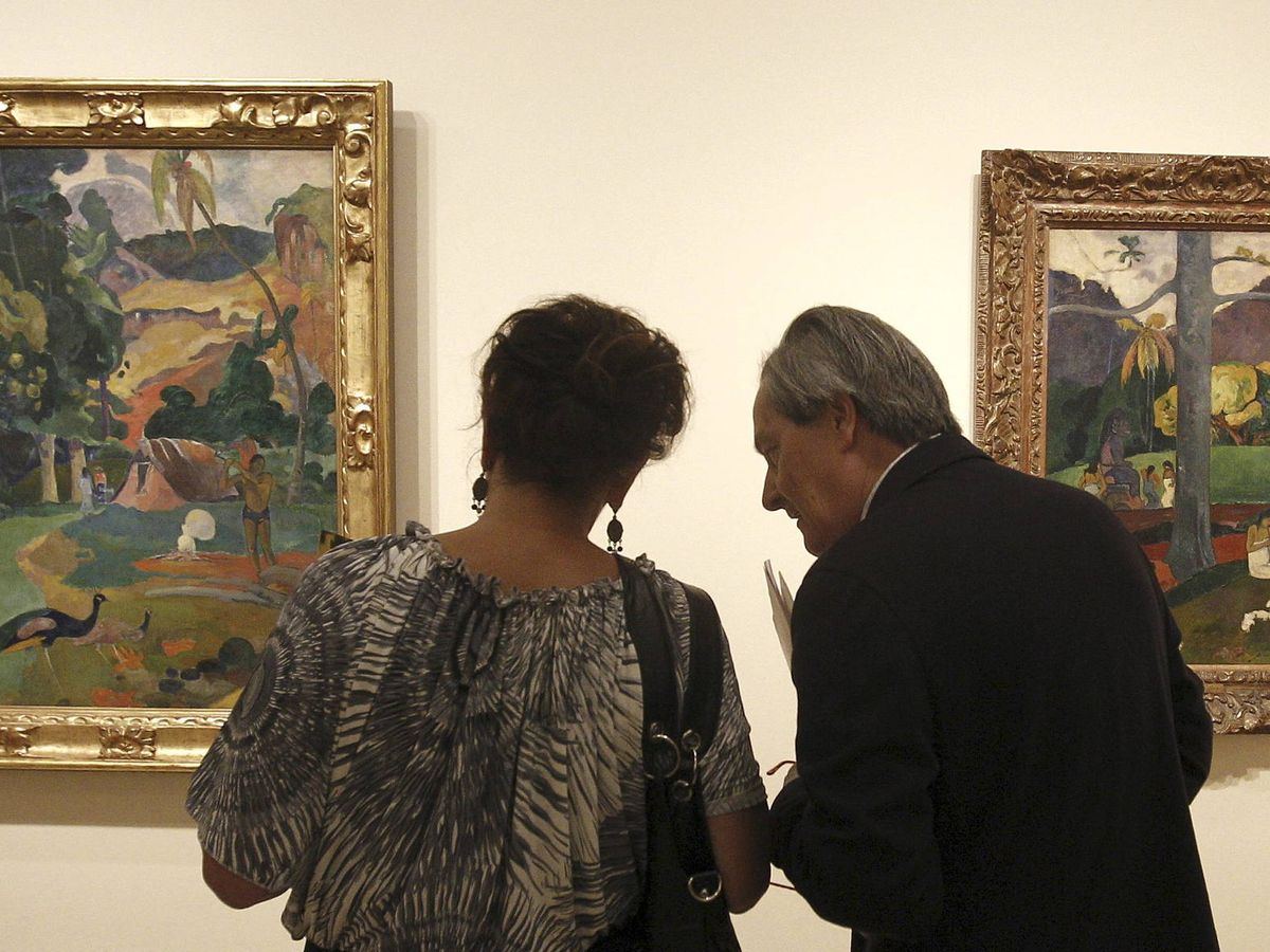 Foto: Dos personas contemplan los cuadros 'Matamoe' (i) y 'Mata mua' (d), de Gauguin en el Museo Thyssen-Bornemisza. (EFE/Ballesteros) 