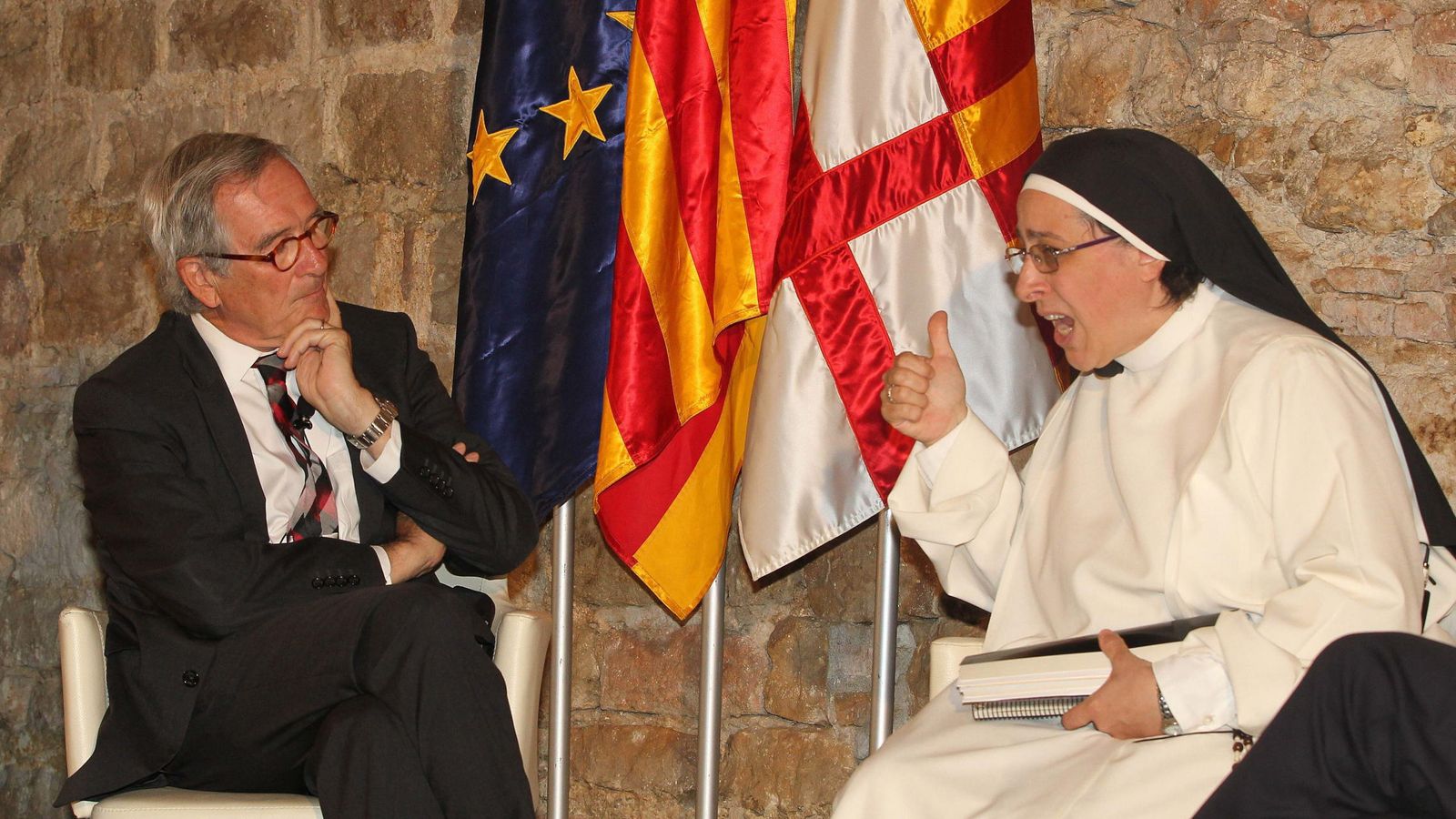 Foto: El alcalde de Barcelona y candidato de CiU a la reelección, Xavier Trias, conversa con Sor Lucía Caram. (EFE/TONI GARRIGA)