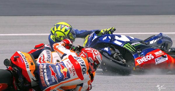 Foto: Valentino Rossi se fue al suelo cuando iba en cabeza y fue superado por Marc Márquez. (MotoGP)