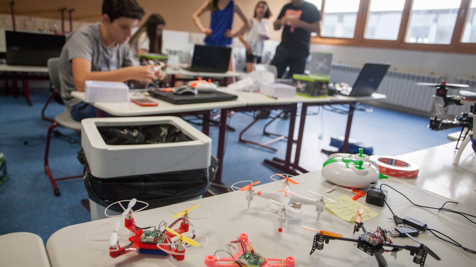 Foto: Los drones que los chicos imprimeron ayer descansan sobre la mesa mientras montan otros más complejos.