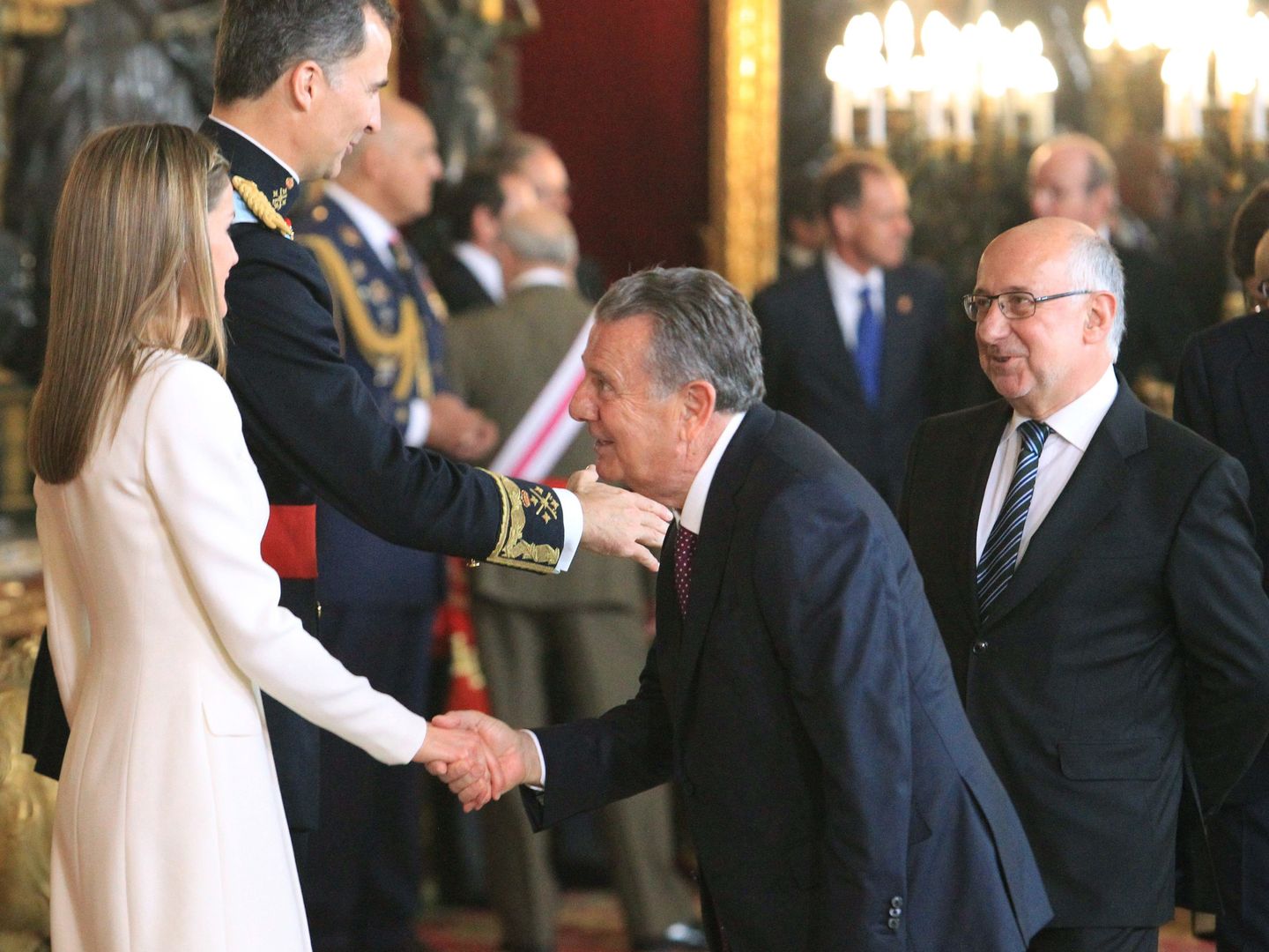 Los Reyes Felipe VI y Letizia saludan a Javier Godó. (EFE)