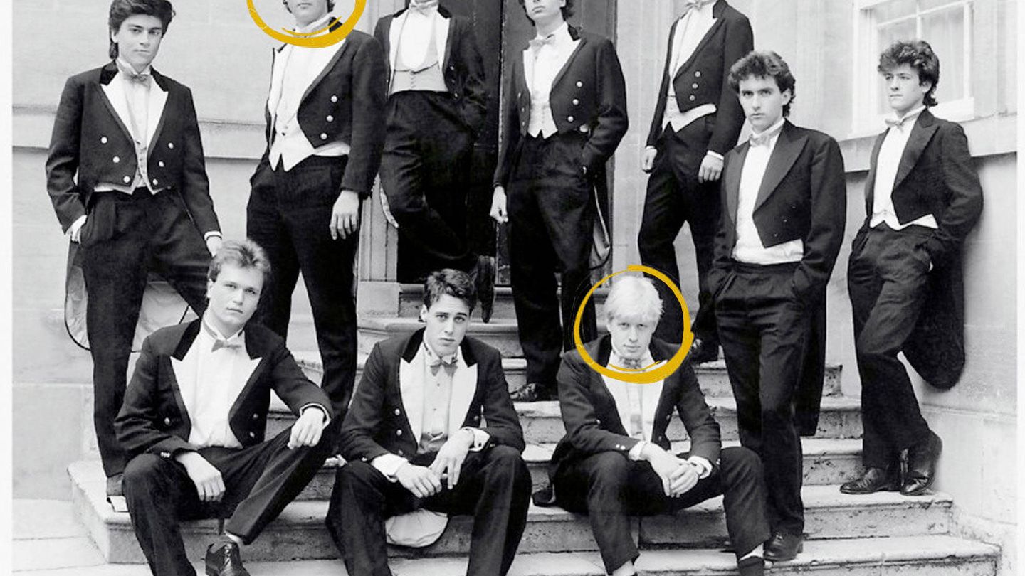 Boris Johnson, abajo sentado en la escalera, junto a sus compañeritos en Eton. El de la fila superior es David Cameron. 