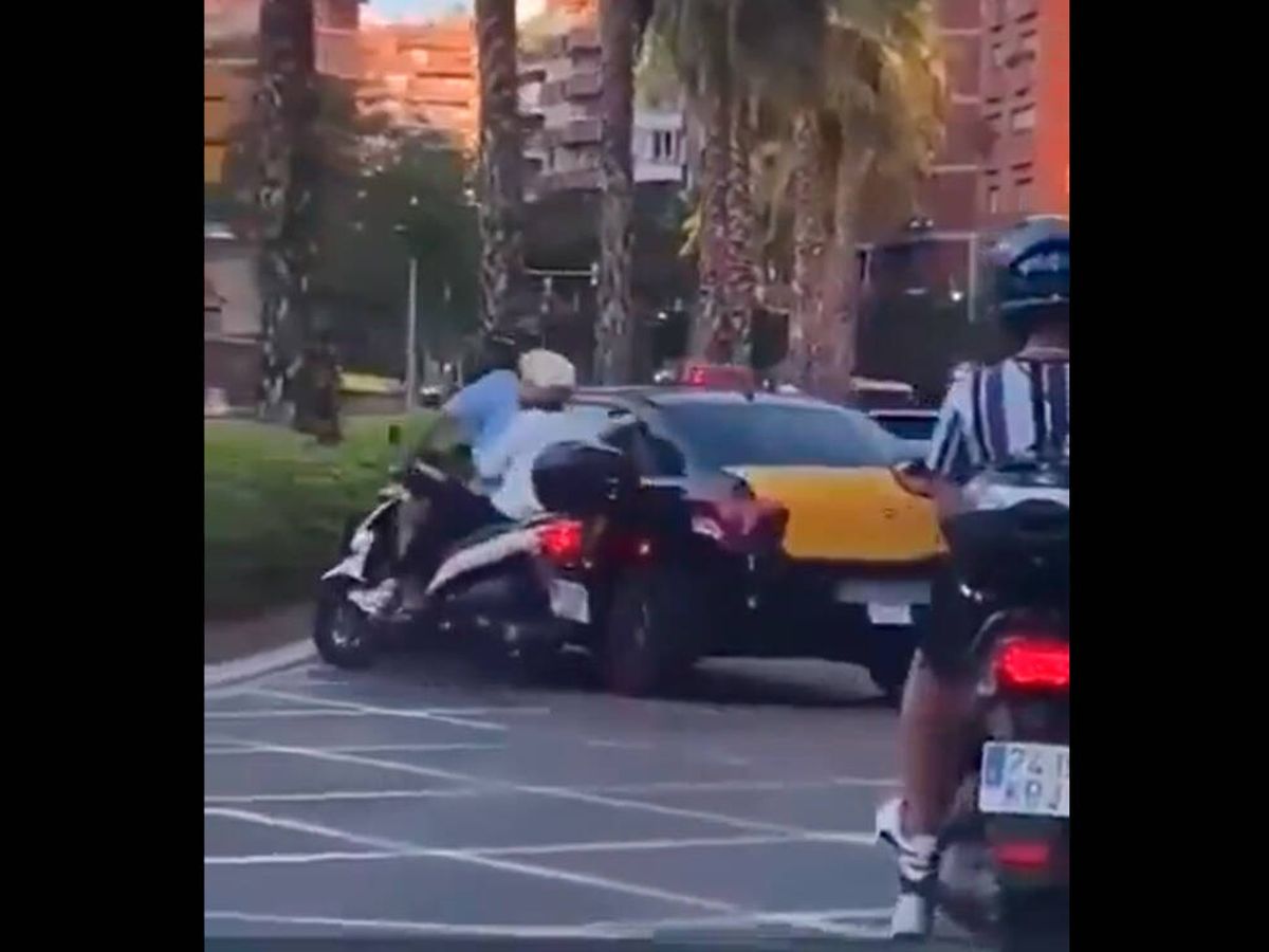 Foto: El taxista giró bruscamente para tirar a la moto (Twitter/Motoristes BCN)