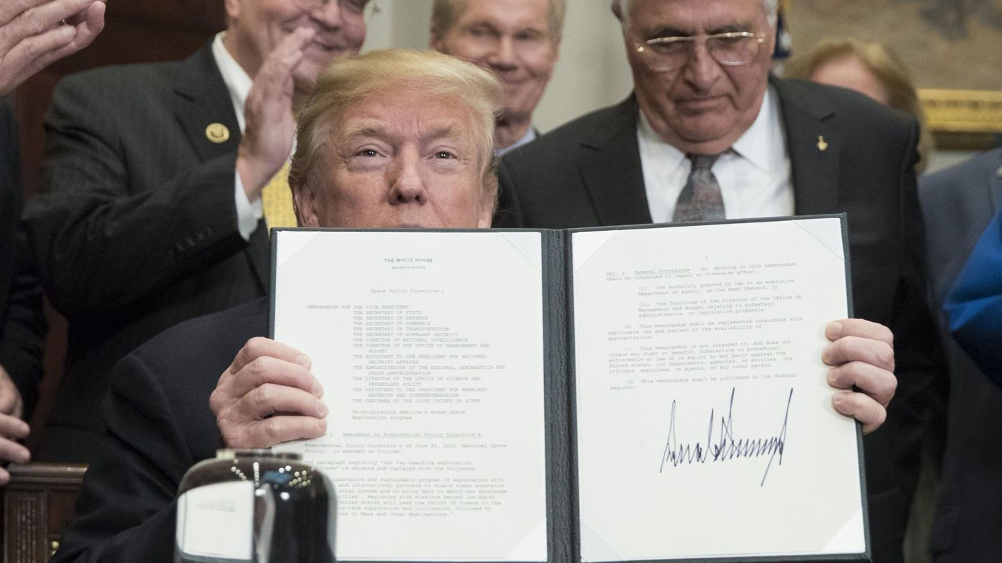 Donald Trump muestra la orden ejecutiva 'Directiva de Política espacial 1' después de firmarla. (EFE)