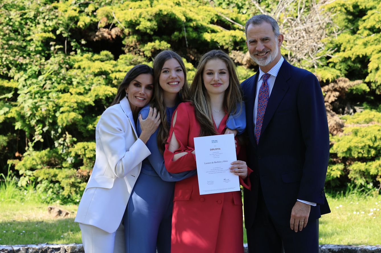 Felipe y Letizia posan junto a sus hijas la princesa Leonor y la infanta Sofía, al finalizar el acto de graduación de la Princesa de Asturias. (EFE)