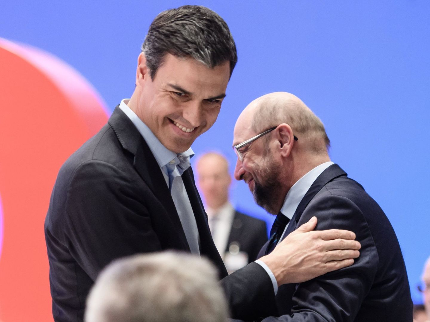 Pedro Sánchez y Martin Schulz se saludan en el congreso de Wiesbaden, este domingo. (EFE)