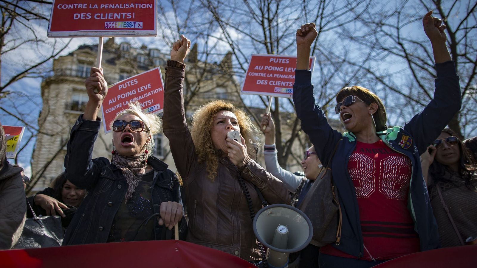 Foto: Trabajadoras sexuales se manifiestan contra el proyecto de ley que prohibe pagar por recibir servicios sexuales, en París, el 6 de abril de 2016 (EFE)